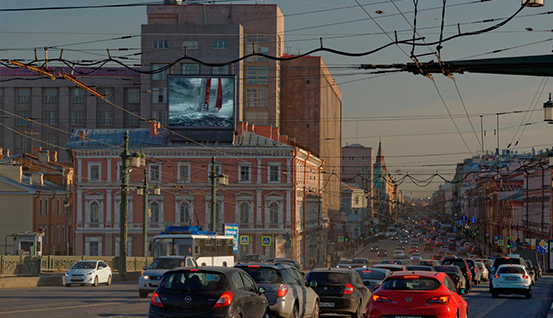 реклама на видеоэкране на Воскресенская набережной (Робеспьера), 34 (пересечение с Литейным проспектом)